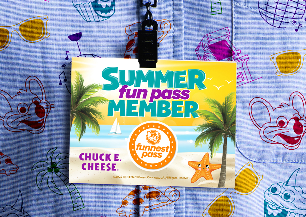 Summer fun pass en una camiseta azul con dibujos de gafas de sol, Chuck E., pastelillos de tiburón y pizza.