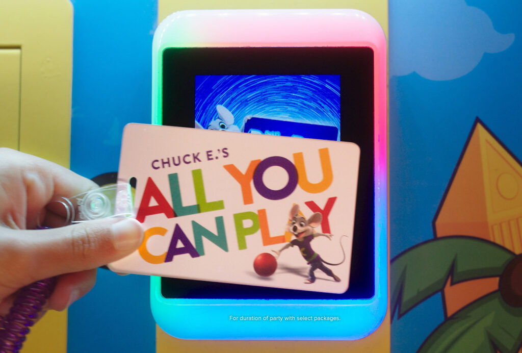 all you can play card being scanned on a game a chuck e cheese