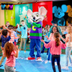 kids dancing with chuck e. cheese