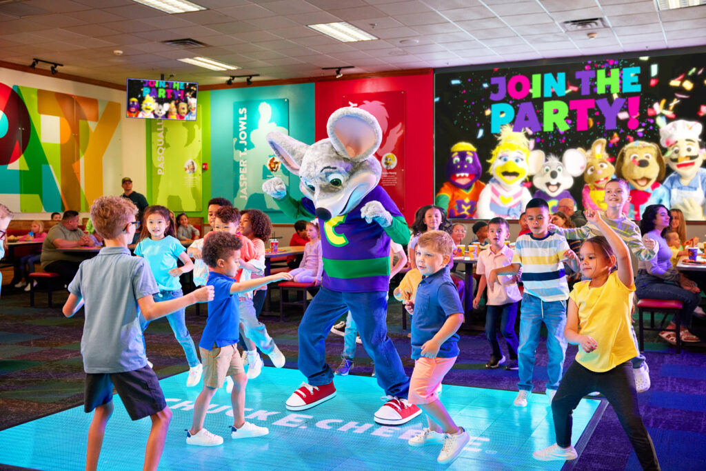 kids dancing with chuck e. cheese