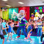 kids dancing with chuck e. cheese