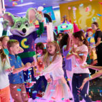 kids partying with chuck e. cheese at a birthday party
