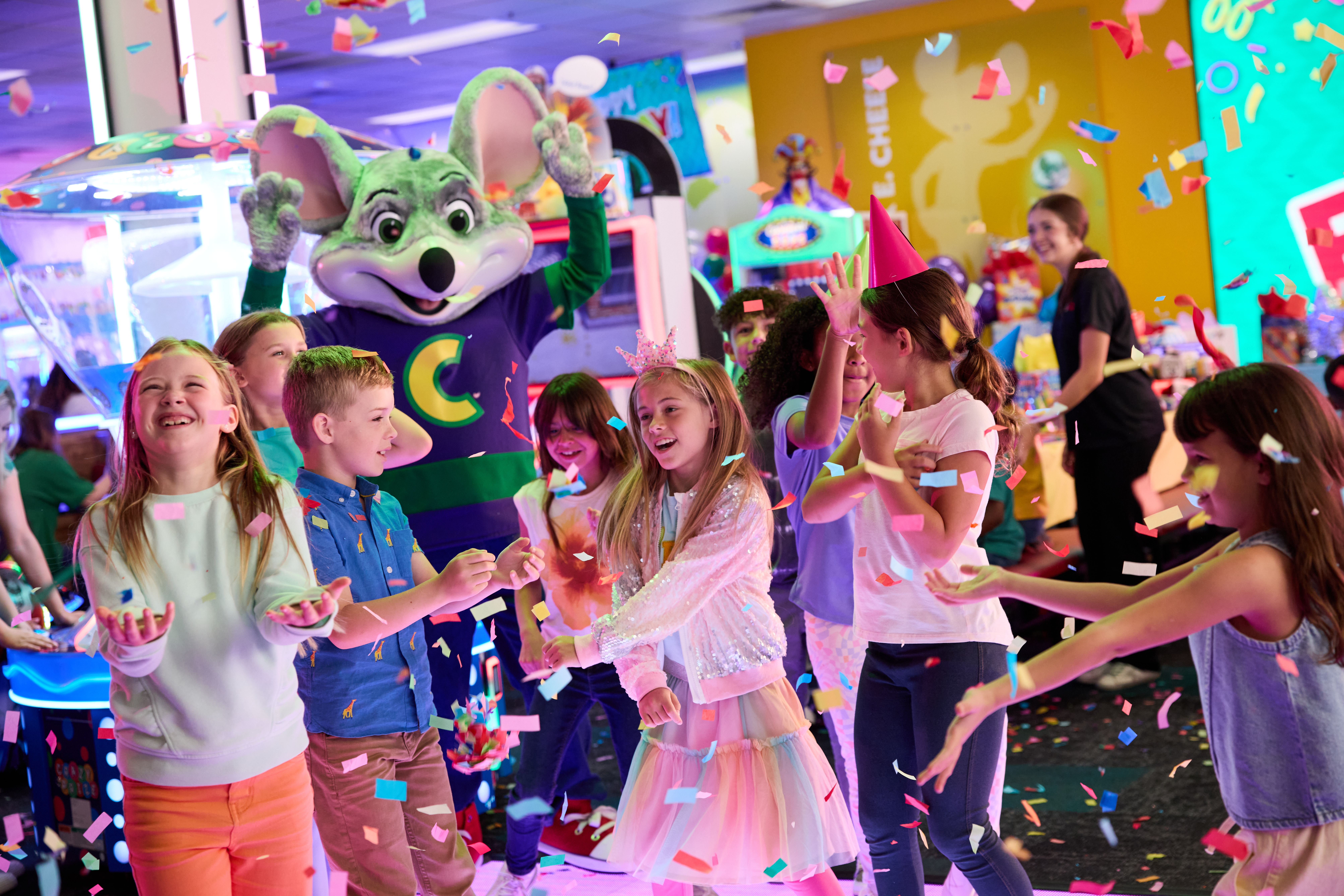 kids partying with chuck e. cheese at a birthday party