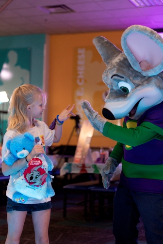 young girland chuck e cheese high fiving