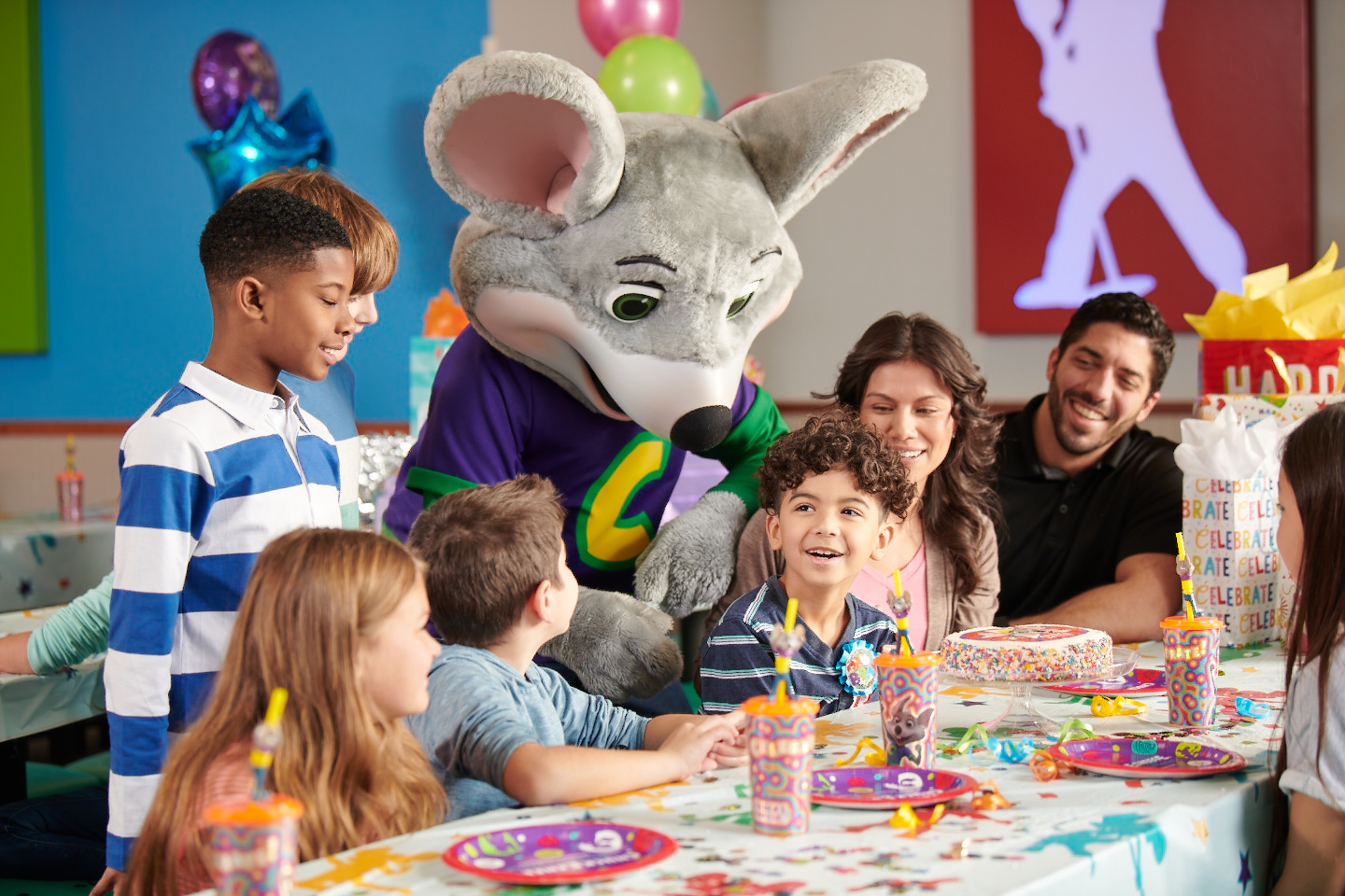 Kids celebrating a birthday party at Chuck&nbsp;E.&nbsp;Cheese with cake and games