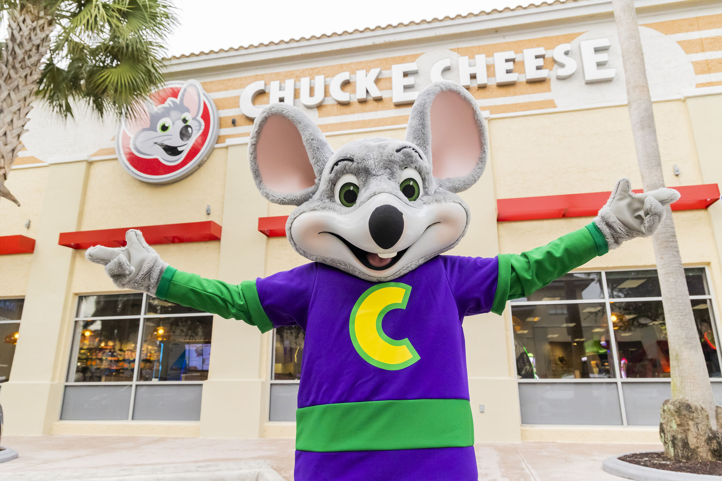 Chuck&nbsp;E.&nbsp;Cheese Fun Center exterior with Chuck E. outside