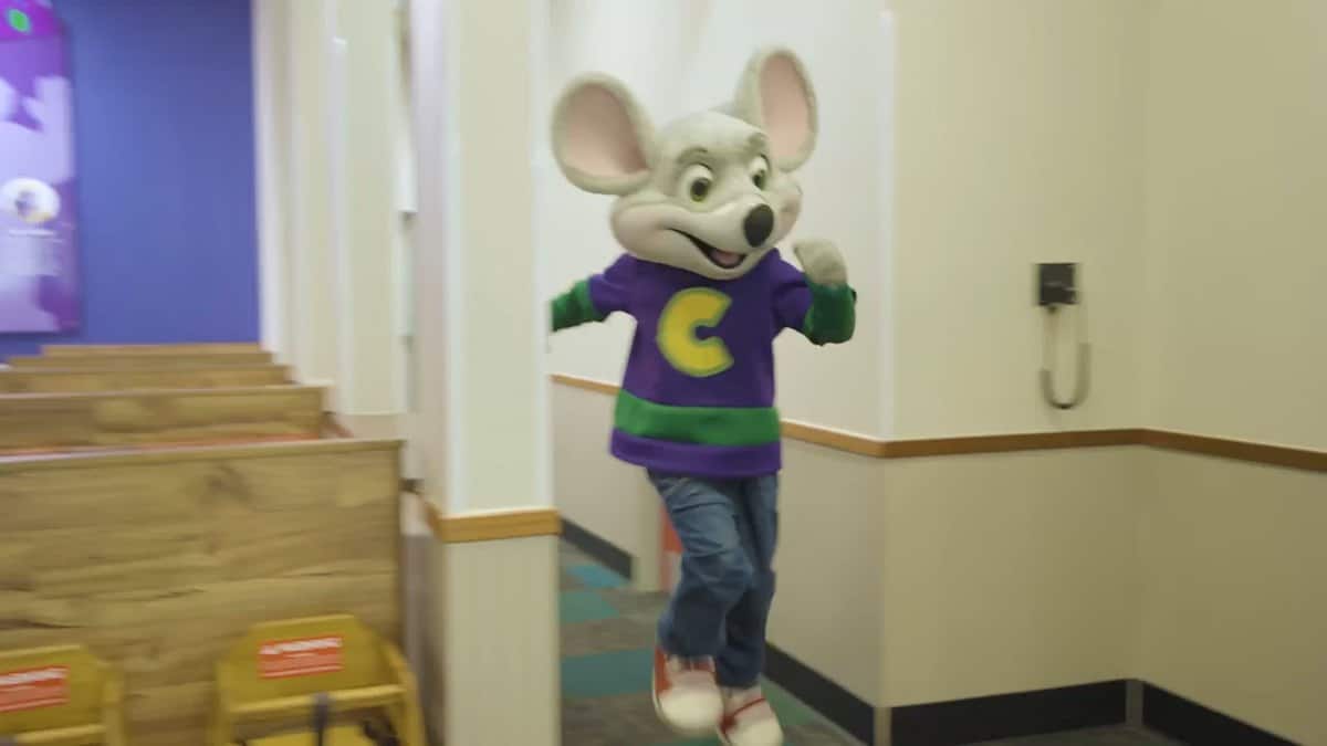 Chuck E. greets guests at a Chuck E. Cheese birthday party